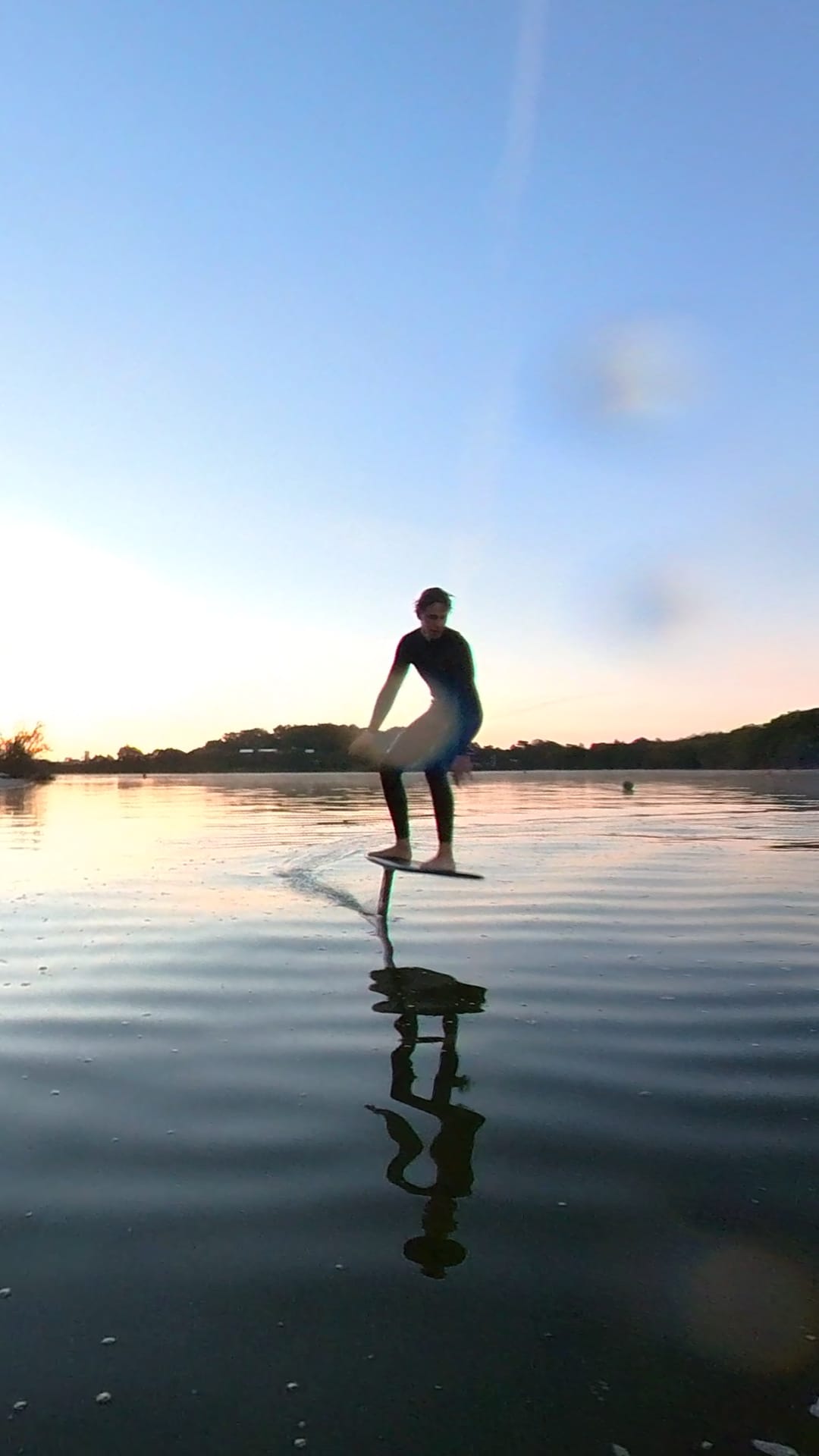 Rider en pumpfoil dans la lumière du soir