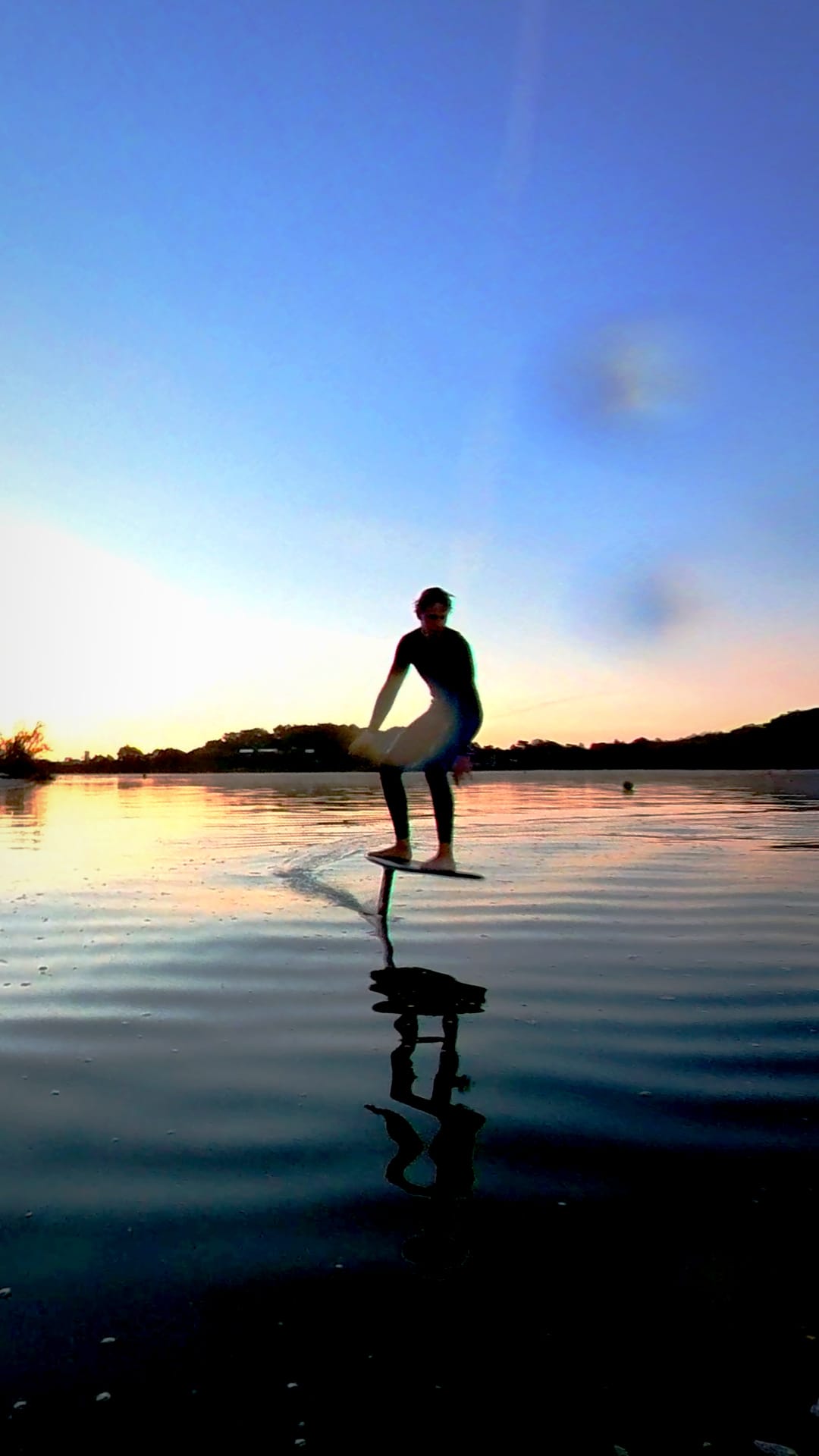 Rider en pumpfoil au coucher du soleil